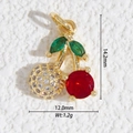 Macro d'un pendentif cerise avec pierres rouges et dimensions de 14,2mm par 12,0mm - Cerise Pierre Rouge Principale (DZ-3215)