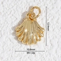 Vue macro du pendentif en alliage en forme de coquille, 12,4x10,6 mm, avec placage d'or - Texture Radiale de Coquille (DZ-3216)