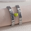 Détail du pendentif cœur magnétique vert citron sur bracelets modulaires en acier argenté - 2 Bracelets + 1 Pendentif Module / Jaune