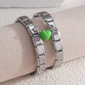 Detailweergave van Italiaanse bedelarmbanden met een magnetische groene hart hanger - 2 Bandjes + 1 Module Hanger / Grasgroen