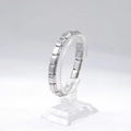 Bracelet extensible modulaire en acier inoxydable argenté sur support en acrylique - Style Argent