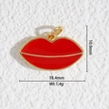 Détail macro du pendentif lèvres en émail rouge doré avec spécifications de taille - Lèvres Rouges Émaillées (DZ-3221)