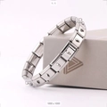 Détail d'un bracelet modulaire en acier inoxydable avec des clous punk argentés - Style Punk Argent Poli
