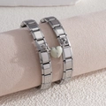 Vue macro d'un bracelet modulaire italien en acier inoxydable avec pendentif magnétique - 2 Bracelets + 1 Pendentif Module / Comme montré