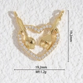 Détail du pendentif cœur doré avec motif cuillère et fourchette et cristaux, taille 19,2mm - Cœur Ensemble de Couverts (DZ-3224)