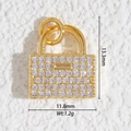 Vue macro d'un pendentif doré avec zircons montrant 13,3 mm de haut et 11,8 mm de large - Sac à Main Pavé de Strass (DZ-3225)
