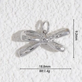 Vue détaillée d'un pendentif nœud argenté avec incrustation de zircone de 18,8 mm - Nœud Papillon Argenté Strass (DZ-3229)