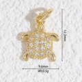 Vue macro d'un pendentif tortue en or avec zircons blancs et dimensions précises - Petite Tortue Pavée (DZ-3234)