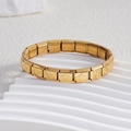 Dettaglio macro del bracciale italiano in acciaio inossidabile dorato con stella incisa - Stile Pentagramma Pieno Tutto Oro (BD-117)