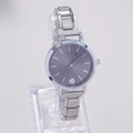 Dettaglio macro dell'orologio al quarzo argento con quadrante grigio e cinturino a maglie - Quadrante Argento Grigio (WT062)