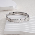 Italienisches Charm-Armband aus silbernem Edelstahl mit verbundenen Herzen auf weißem Ständer - Silber Herz