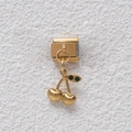 Charm modulare italiano in finitura dorata con design a ciliegia e cristalli verdi - Stile Doppia Ciliegia Dorata con Pietra Verde (GMKDZ-033)