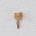 Modulo charm italiano dorato con pendente a chiave e tre zirconi rossi incastonati - Ciondolo Chiave con Pietra Rossa Oro (GMKDZ-062)