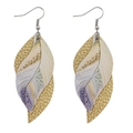 Détail de boucles d'oreilles feuille double couche avec imprimé lilas et grain doré - Imprimé Plume Lavande Jaune (JE0090H)