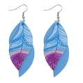Détail de boucles d'oreilles en simili cuir bleu et violet en forme de feuille - Dégradé Bleu Imprimé Plume (JE0090F)