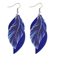 Vue détaillée des boucles d'oreilles en plumes S avec motif en cuir bleu texturé - Imprimé Plume Bleu Foncé (JE0090D)