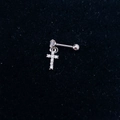 Detaillierte Makroansicht eines silbernen Kreuz-Ohrsteckers aus Edelstahl mit Zirkonia - Stahl-Kreuz