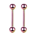 Gros plan sur des piercings barbell en acier inoxydable arc-en-ciel à dégradé métallique - Arc-en-ciel