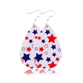 Détail de boucles d'oreilles en cuir en forme de larme avec étoiles rouges et bleues de fête - Base Blanche Avec Étoiles Rouges et Bleues Style (JE0096B)