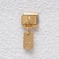 Italienisches Charm-Armband-Element in Gold mit einer gravierten Buchstaben-F-Verzierung - Buchstabe F (GMKDZ-273F)