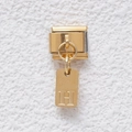 Italienischer Modul-Charm in Gold-Finish mit eingraviertem Buchstaben H auf Anhänger - Buchstabe H (GMKDZ-275H)