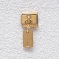 Italienischer modularer vergoldeter Armbandanhänger mit einem polierten Metallbuchstaben J - Buchstabe J (GMKDZ-277J)