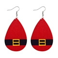 Dettaglio ravvicinato di orecchini natalizi a goccia con trama in ecopelle rossa - Red Santa Belt Style