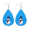 Dettaglio di orecchini a goccia in ecopelle blu con trama e motivo a pupazzo di neve - Blue Snowman Teardrop