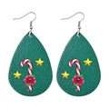 Dettaglio di orecchini a goccia in pelle PU verde con motivi di bastoncini di zucchero e stelle - Dark Green Candy Cane Teardrop