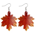Détail des boucles d'oreilles feuille d'érable avec dégradé rouge et orange de saison automne - Style Feuille d'érable Dégradé Rouge Orange Jaune