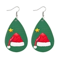 Dettaglio orecchini a goccia in ecopelle con motivo cappello di Babbo Natale e stelle - Dark Green Santa Hat Star Teardrop