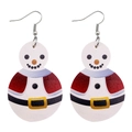 Detailaufnahme der Weihnachts-Schneemann-Ohrringe aus Kunstleder mit Silberhaken - Schneemann im Weihnachtsmann-Outfit (JE0127D)