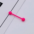 Détail d'un piercing barbell rose fluo en acrylique avec une finition brillante - Rose rouge