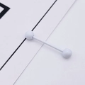 Vue détaillée d'un piercing barbell droit en acier inoxydable laqué blanc mat - Blanc