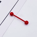Détail d'un piercing barbell rouge en acier inoxydable avec finition laquée brillante - Rouge