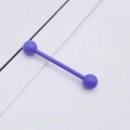 Détail d'un piercing barbell en acier inoxydable violet avec deux boules sur fond blanc - Violet