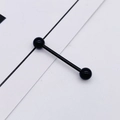 Gros plan d'un piercing d'haltère noir minimaliste en acier inoxydable pour la langue - Noir