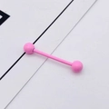 Gros plan sur le piercing en acier inoxydable peint en rose pour langue ou mamelon - Rose