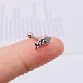 Dettaglio del piercing a cuore con zirconi micro-pavé e design a lisca di pesce argento - Cuore Lisca di Pesce (JE0229D)