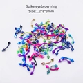 Détail macro de piercings d'arcade de 1,2x8x3mm aux motifs variés avec embouts pointus - Anneau de Sourcil à Pointe Incurvée (JE0099A) / Lot de 10 / Multicolore