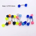 Detailansicht der bunten Acryl-Würfel-Piercings mit gebogenem Barbell in verschiedenen Farben - Typ C Augenbrauenpiercing