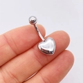 Primer plano detallado de un piercing de ombligo en forma de corazón de acero inoxidable - Corazón Pulido Acero (M958) / 1,6*11 mm / Plateado