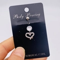 Vue macro de piercing de nombril en acier chirurgical avec pendentif cœur en zircon - Style Cœur Ajouré (JE0430I)