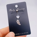 Détail macro du piercing de nombril en acier chirurgical avec zircon et pendentif feuille - Style Longue Feuille Pavé (JE0430J)