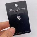 Gros plan d'un piercing de nombril en acier 316L avec motif feuille en zircon AAA - 1,6*10*5mm / Style Feuille Cinq Diamants Argenté (JE0428L)