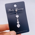 Piercing de nombril en acier chirurgical avec quatre zircons gradués sur carte - Style Quatre Zirconia Ronds (JE0430H)