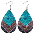 Détail de boucles d'oreilles en cuir en forme de goutte avec motifs de vagues bleues - Floral Rétro Vague Bleue (JE0339H)