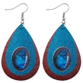 Détail macro de boucles d'oreilles en cuir goutte avec motif de plume de paon bohème - Cuir Superposé Rouge Bleu (JE0339F)