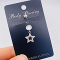 Piercing de nombril en acier chirurgical avec pendentif étoile argenté et cristaux - Style Étoile Ajourée Pavé (JE0430R)