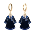 Abschluss-Ohrringe im Zauberschul-Design mit blauer Emaille-Robe und goldenen Creolen - Zauberakademie Robe Stil (JE0781D)
